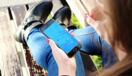 Un tercio de las adolescentes se ha visto obligado a bloquear a un acosador online, pero parece que el problema va más allá