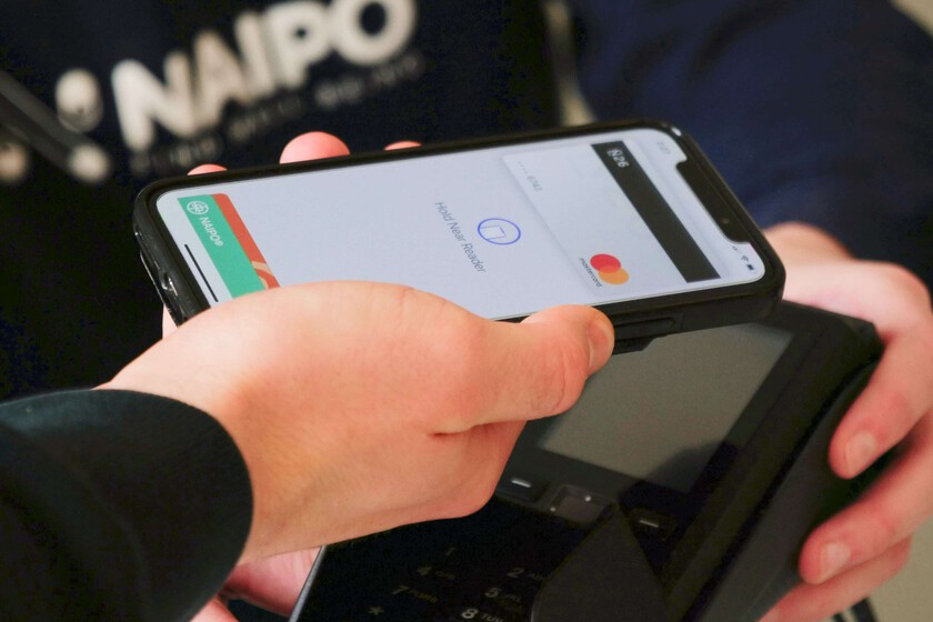 Llevamos años temiendo al ladrón que acerca un TPV a nuestro bolsillo para robarnos. La realidad es que es un mito (y con Apple Pay, una utopía)