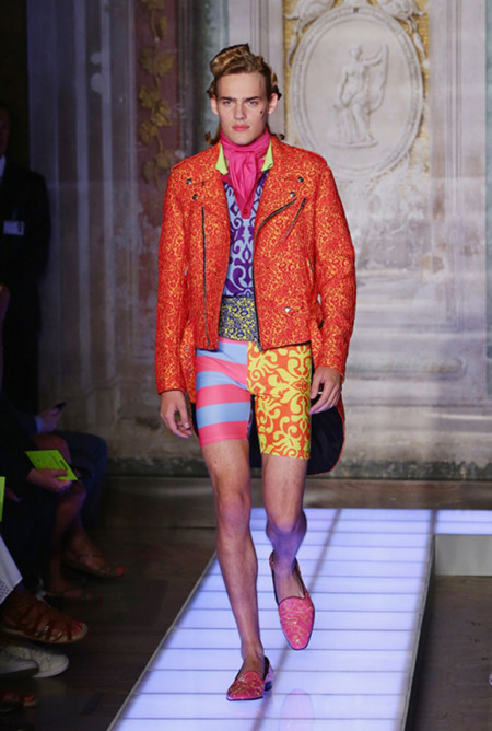 Jeremy Scott y Moschino nos invitan a combinar y jugar con los contrastes entre épocas
