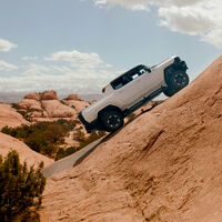El descomunal Hummer eléctrico de 1.000 CV nos deleita escalando rocas y pendientes en este nuevo vídeo