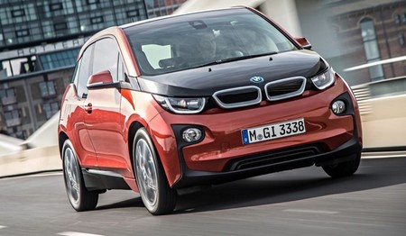 ¿De dónde ha salido el BMW i3 de Anne Hathaway?