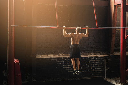 Tres ejercicios que te ayudan a conseguir hacer las pull ups de CrossFit