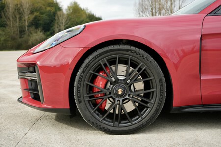 Las llantas monotuerca de 21 pulgadas son de serie en los Panamera GTS