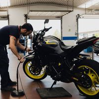 "Es pura extorsión": 40.000 motoristas franceses se rebelan contra la ITV obligatoria, pero no les queda otra que pasarla