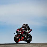 Aleix Espargaró tendrá que operarse el brazo antes de MotoGP, y se debe al exceso de alerones de su Aprilia