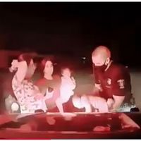 El angustioso rescate en el que un policía salva la vida de una bebé de tres semanas que se había atragantado