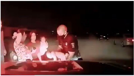El angustioso rescate en el que un policía salva la vida de una bebé de tres semanas que se había atragantado