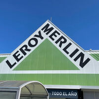 Leroy Merlin deja a precio de outlet este escritorio gaming en forma de L, con tomas de corriente e iluminación LED