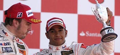 Alonso no ve a Hamilton como favorito al título