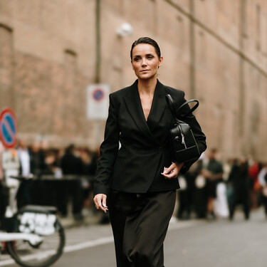 Los pantalones en tendencia de otoño-invierno 2025/2026 son anchos y muy cómodos 