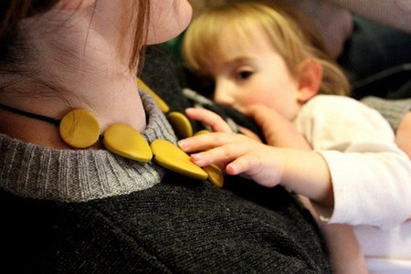 La lactancia materna no protege igual a niños y niñas