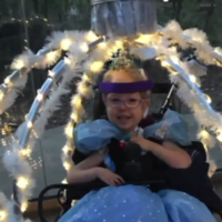 Convierte la silla de ruedas de su hija en la espectacular carroza de Cenicienta, haciendo realidad su sueño de ser princesa