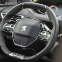 Stellantis convoca mais de 700 mill carros em todo o mundo para recall por luz de advertência que não acende