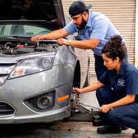 Dos marcas de autos quieren cambiar la ley para que no puedas reparar tu coche por tu cuenta