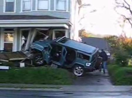 Hummer H2 contra casa