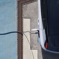 No solo el litio es importante: en cada coche eléctrico hay unos 52 kilos de grafito, y Europa apenas tiene
