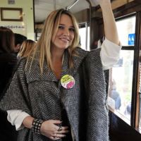 "¿Puedo sentarme?" campaña para que dejen el asiento a las embarazadas en los transportes públicos de Milán 