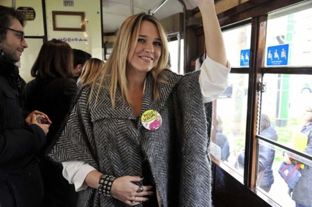 "¿Puedo sentarme?" campaña para que dejen el asiento a las embarazadas en los transportes públicos de Milán