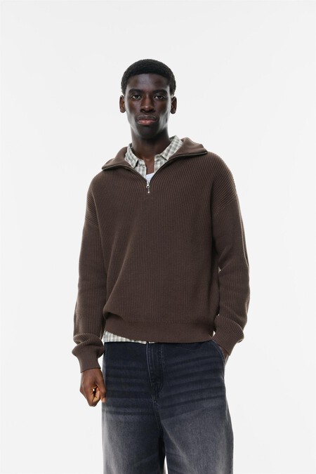 Stanley Tucci Es El Nuevo Icono De Estilo Que Llega A Combinar Una Prenda Clasica Con Un Toque Deportivo El Jersey Con Cremallera