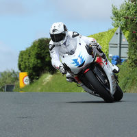Bruce Anstey retiene la corona en las motos eléctricas ganando el TT Zero