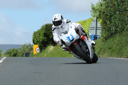 Bruce Anstey retiene la corona en las motos eléctricas ganando el TT Zero