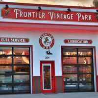 Dormir rodeado de coches clásicos es posible: este Airbnb es mitad sala de exposición, mitad vivienda turística