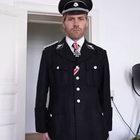 Cinco millones de personas han puesto a un nazi en Youtube a vigilarles mientras estudian. Y hay una razón lógica