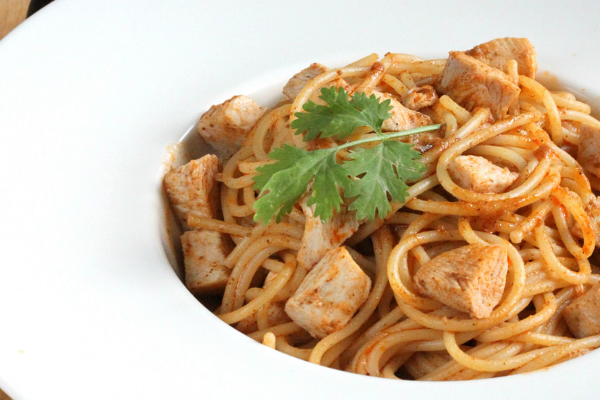 Receta de espaguetis con salsa de pollo al mojo picón