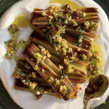 Puerros con queso batido: la receta ligera, saludable y sin horno que se ha convertido en mi cena estrella de enero 