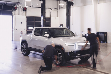Ahora que Rivian ha empezado a fabricar y entregar sus coches eléctricos, quiere fabricar sus propias baterías