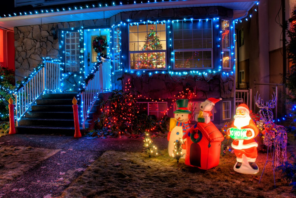 Llenar la casa de luces navideñas puede hacer que tu WiFi funcione peor: cuál es el motivo y qué hacer para evitarlo 