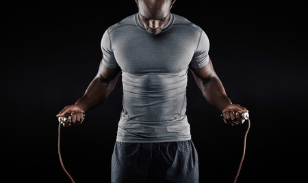 Para entrenar en vacaciones, tres rutinas de menos de 10 minutos con tu cuerpo y una cuerda como único equipamiento