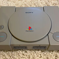Un jugador recibe una PS1 y juegos como regalo de su abuelo y pregunta a la comunidad si son buenos, y todos responden: "¿Abuelo? Ahora me siento viejo" 