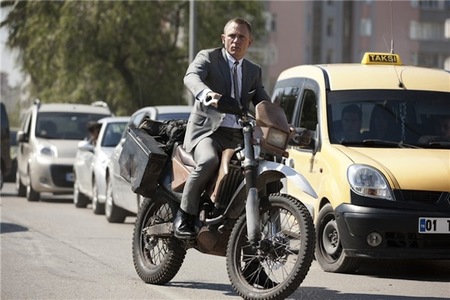 James Bond y la Honda CRF250R, usar las motos o hacer publicidad, no es lo mismo