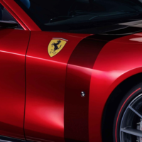 Ni calcomanías, ni emblemas prefabricados: el carísimo escudo pintado a mano, que presumen los Ferrari en los laterales de las salpicaderas delanteras, puede costar más que repintar un coche normal completo
