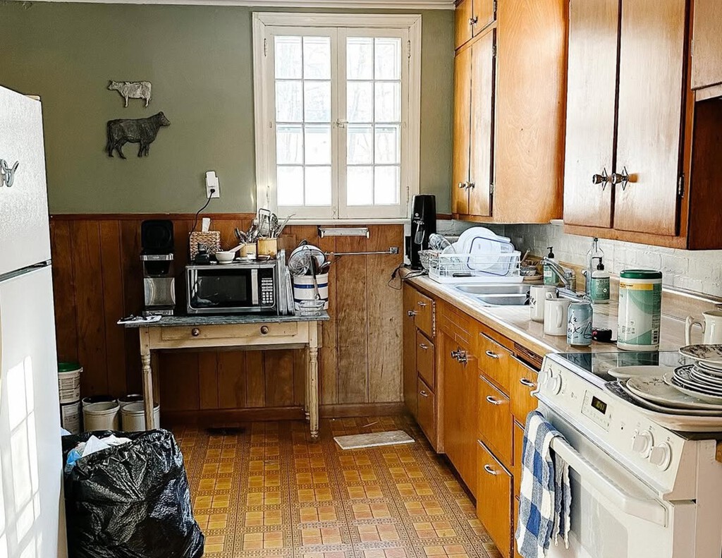 Era una cocina viejuna con armarios feos y un suelo para salir corriendo: ahora tras la reforma es una cocina de revista que incluye zona de comedor