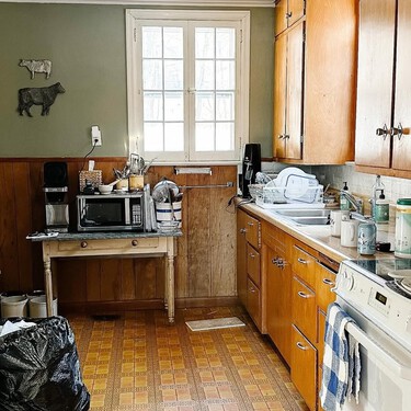 Así se transformó una cocina viejuna que tenía unos muebles horribles: ahora es una estancia bonita, cómoda  y chic