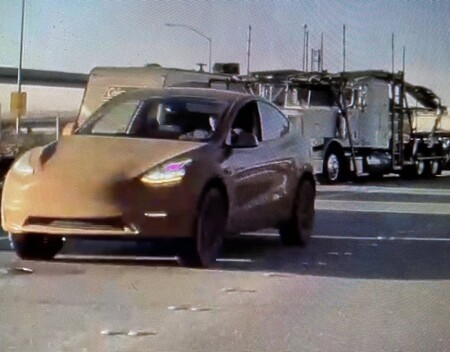 Tesla Model Y podría estrenar una versión 4x4 y ya fue captada por un usuario en internet