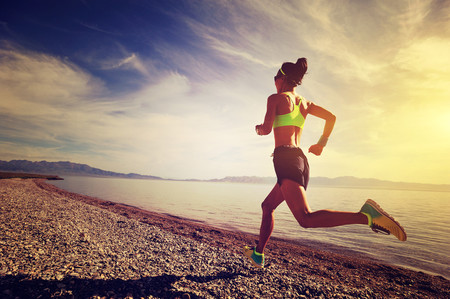 Correr por la playa sí, pero con estas precauciones para evitar posibles riesgos