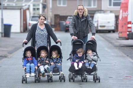 Familia numerosa en tiempo récord: tienen cinco hijos de menos de tres años en casa