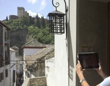 La tecnología NFC y el turismo se cruzan a los pies de la Alhambra