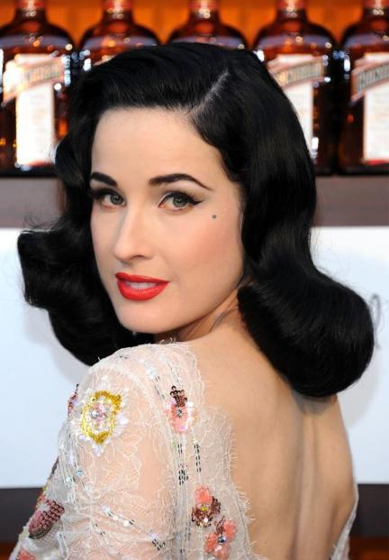 Se dice, se comenta, se rumorea que Dita Von Teese le tiró la caña a Bradley Cooper
