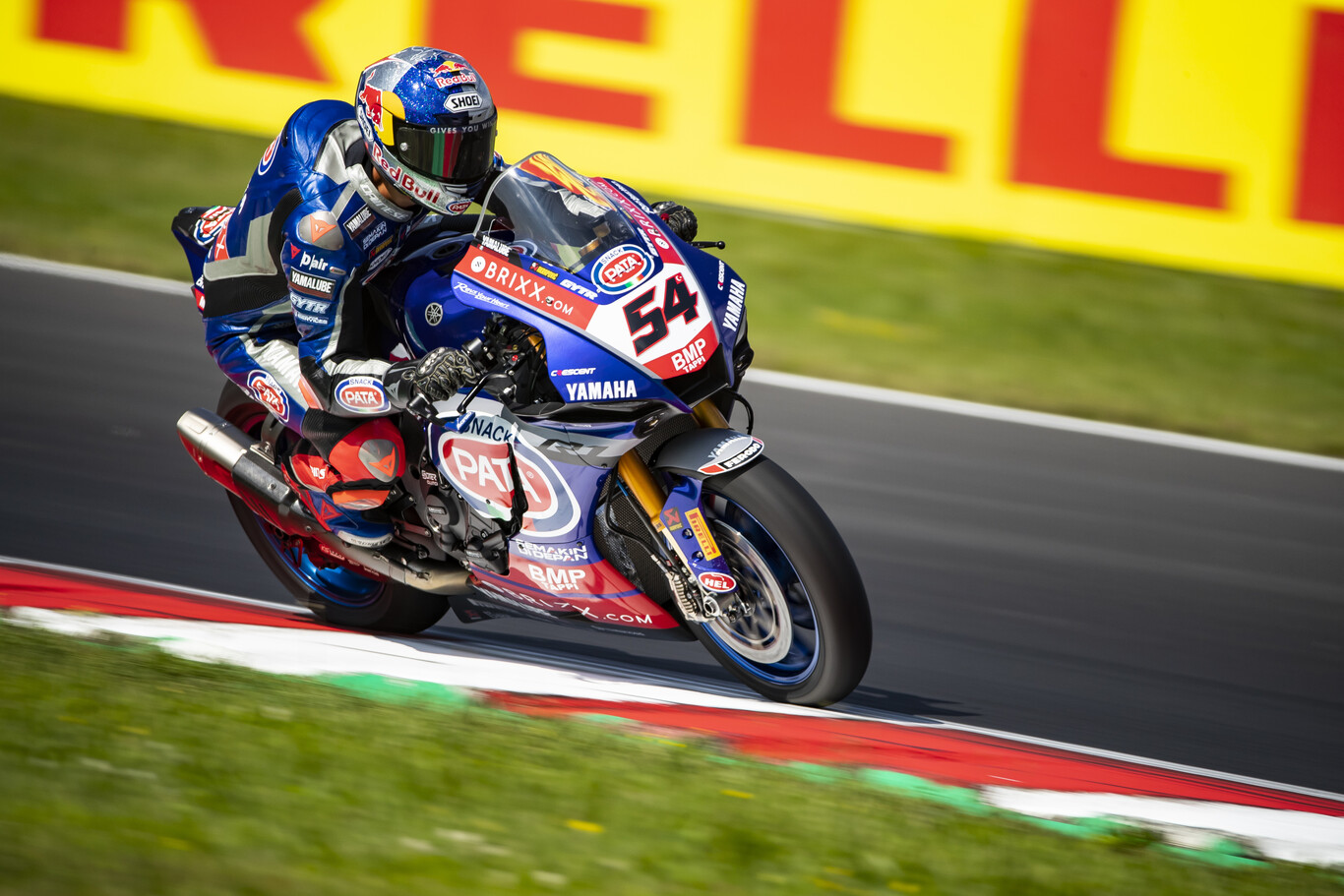 Toprak Razgatlioglu le roba la cartera a Scott Redding en la última vuelta y reinicia el mundial tras dos caídas de Jonathan Rea