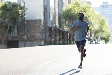 ASICS presume de crear la mascarilla perfecta para runners que garantiza una mejor respiración