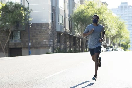 ASICS presume de crear la mascarilla perfecta para runners que garantiza una mejor respiración