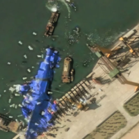 Corea del Norte botó su "mayor barco de guerra", se hundió al instante y ahora está intentando recuperarlo con... globos