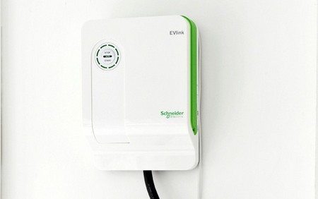 Ford y Schneider Electric se alian para traer al mercado el cargador "definitivo"