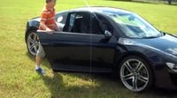 Un chaval de 11 años al volante de un Audi R8, no puede salir nada bueno