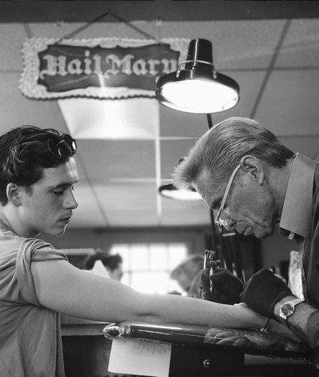 De tal palo, tal astilla: Brooklyn Beckham se tatua