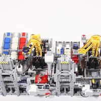 Esta cadena de montaje Lego que ensambla coches es lo más hipnótico que verás hoy